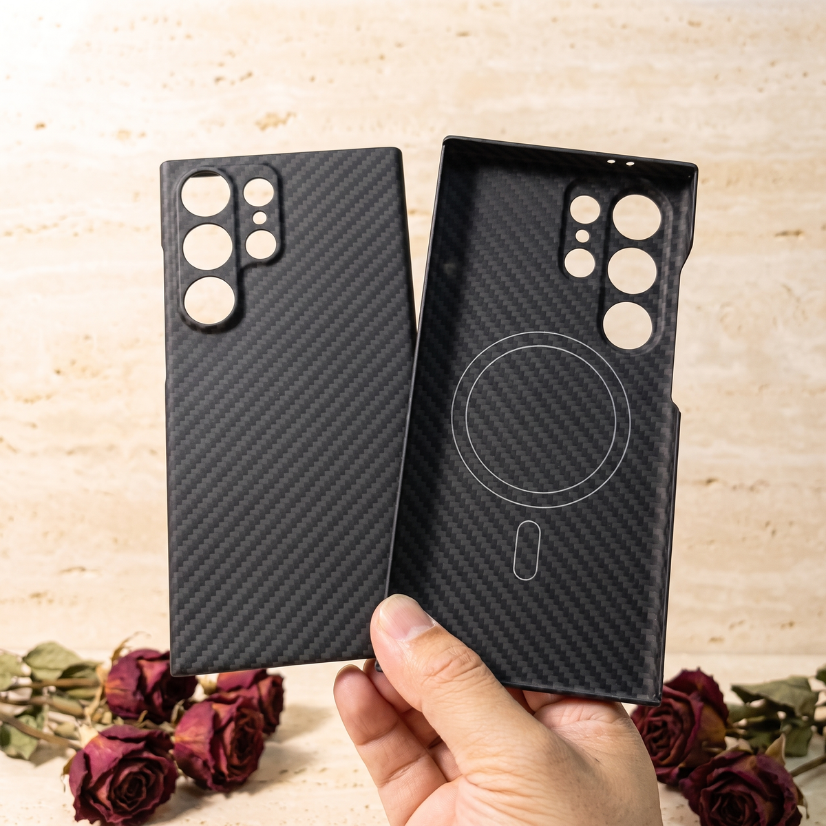 Aramid case for Galaxy S24 Ultra held in hand