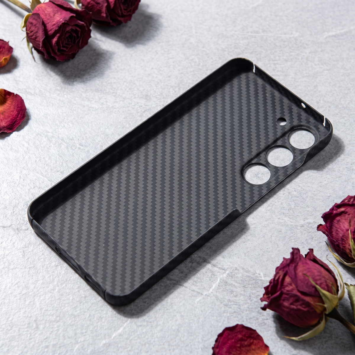 Slim profile of the aramid case for Galaxy S25 FE