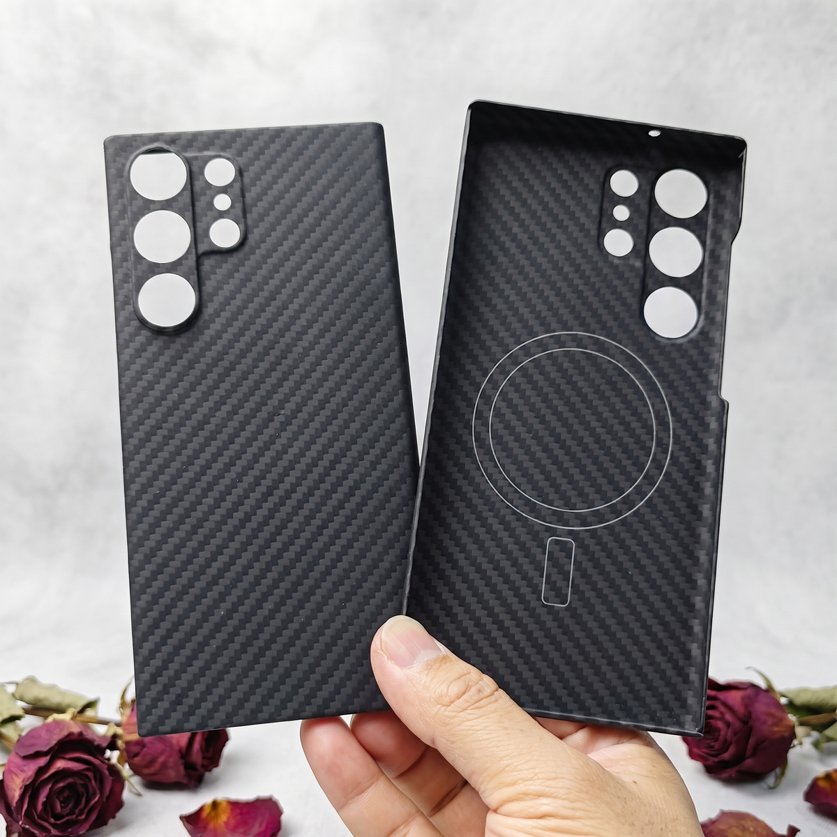 Aramid case for Galaxy S23 Ultra held in hand