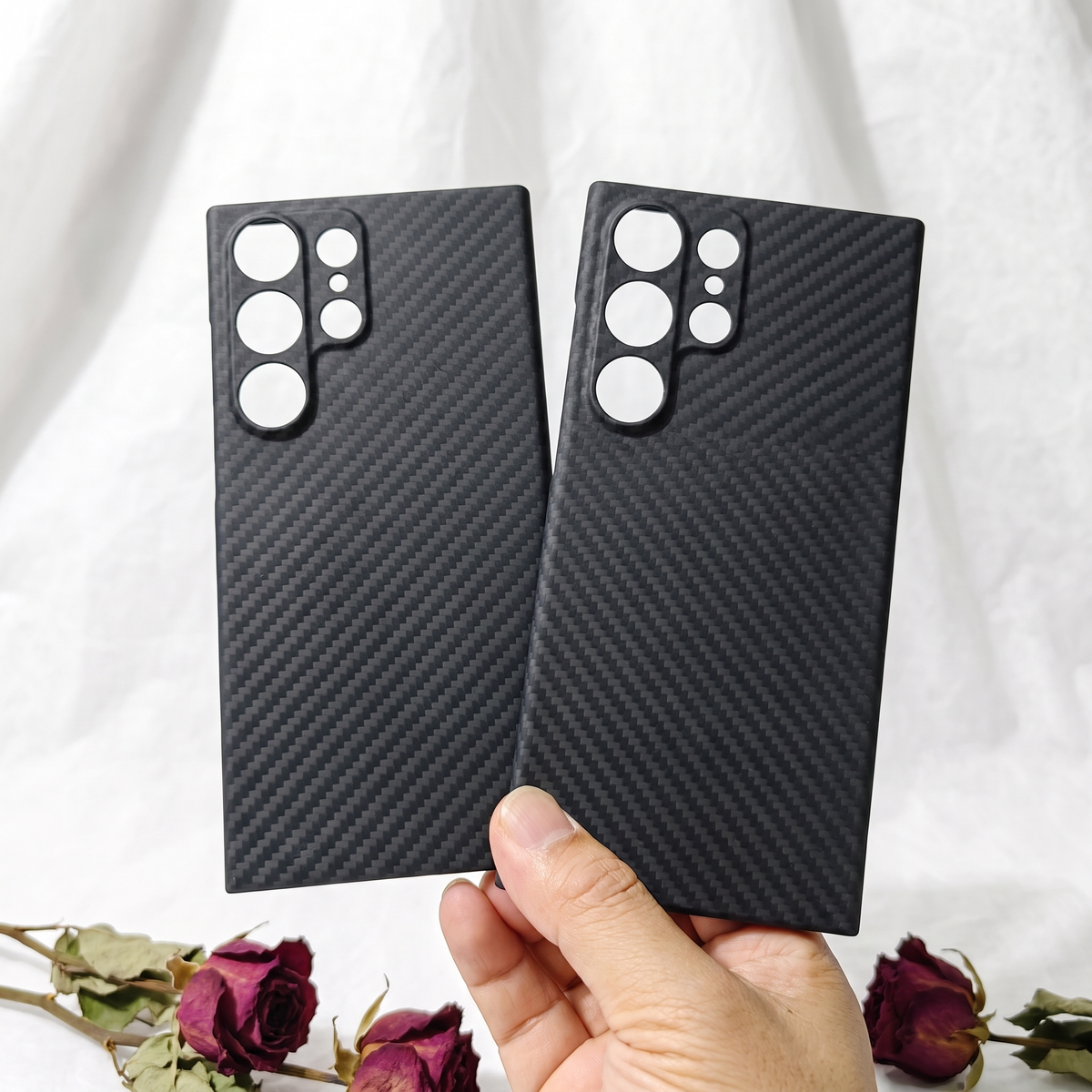 Aramid case for Galaxy S22 Ultra held in hand