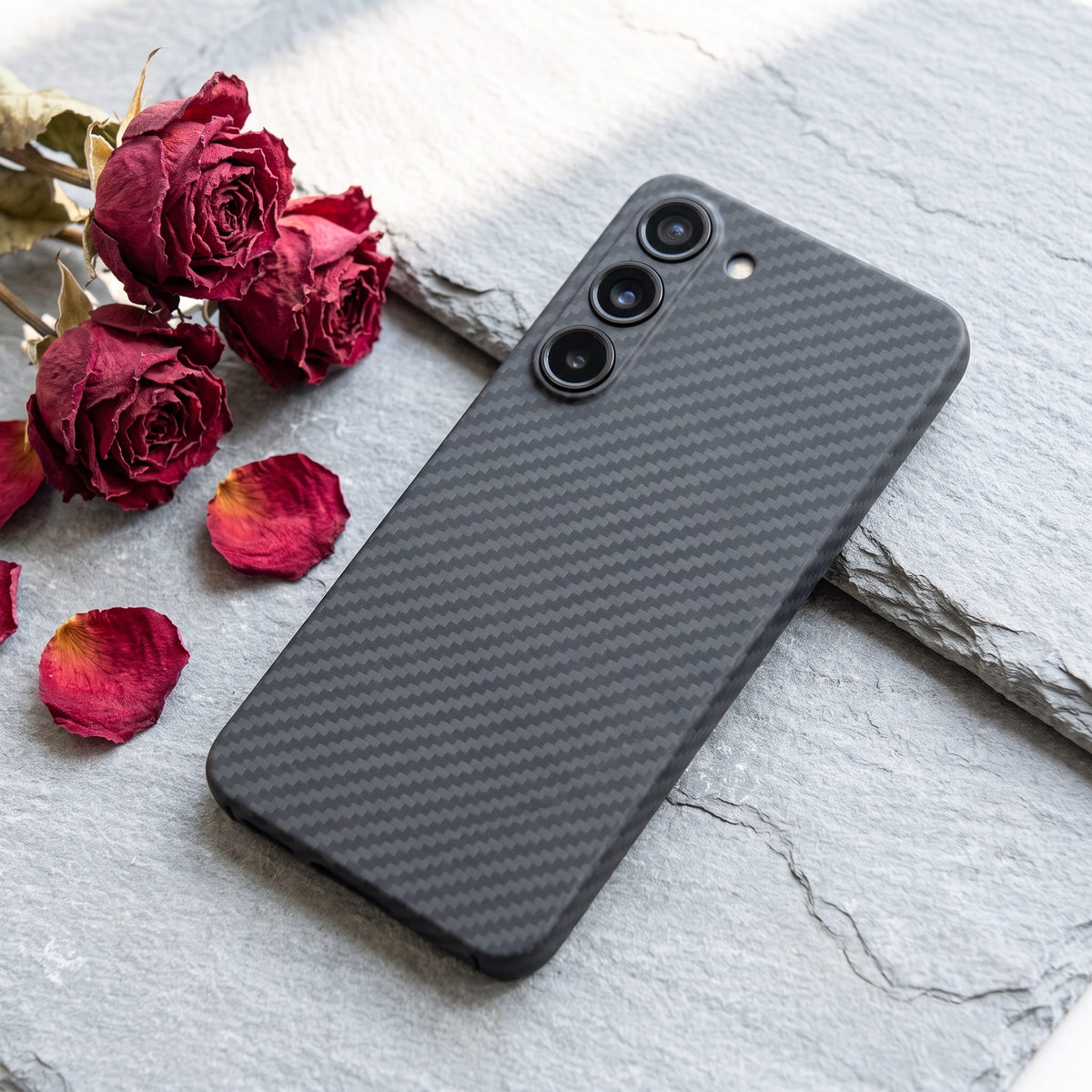 Slim profile of the aramid case for Galaxy S25 FE